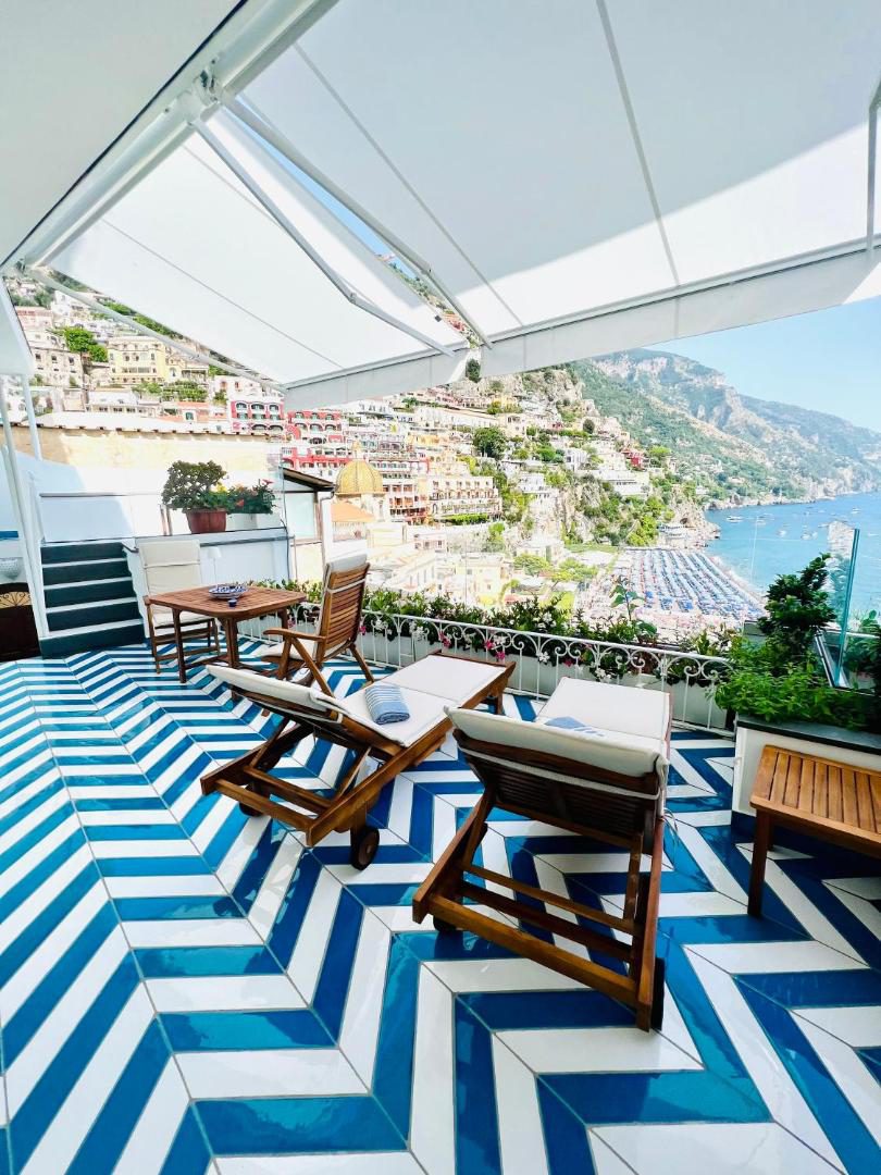 Villa Diamond Luxury Suite Positano – terasa cu sezlonguri si vedere panoramica la golf Villa Diamond Luxury Suite Positano – terasa cu sezlonguri si vedere panoramica la golf