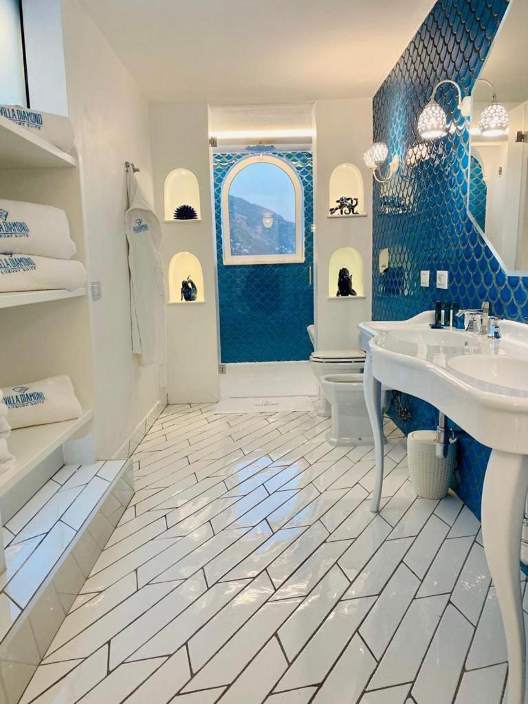 Villa Diamond Luxury Suite Positano – baie eleganta cu faianta solzi albastri Villa Diamond Luxury Suite Positano – baie eleganta cu faianta solzi albastri
