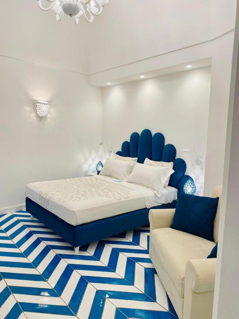 Villa Diamond Luxury Suite Positano – dormitor elegant cu tablie capitonata albastra Villa Diamond Luxury Suite Positano – dormitor elegant cu tablie capitonata albastra