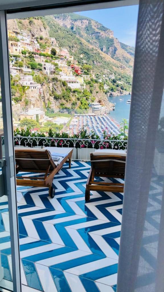 Villa Diamond Luxury Suite Positano – terasa cu sezlonguri si vedere la Positano Villa Diamond Luxury Suite Positano – terasa cu sezlonguri si vedere la Positano
