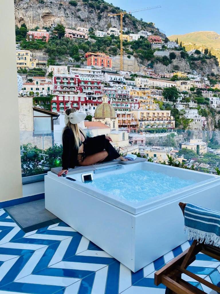 Villa Diamond Luxury Suite Positano – piscina privata pe terasa, cu vedere la orasul iluminat seara