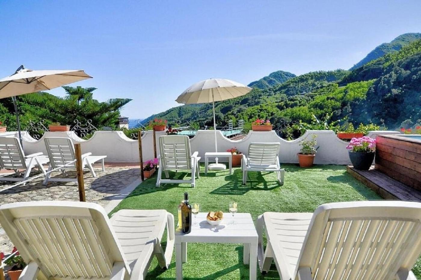 Villa Inn Costa Tramonti – terasa cu gazon artificial, sezlonguri si vedere la munti Villa Inn Costa Tramonti – terasa cu gazon artificial, sezlonguri si vedere la munti