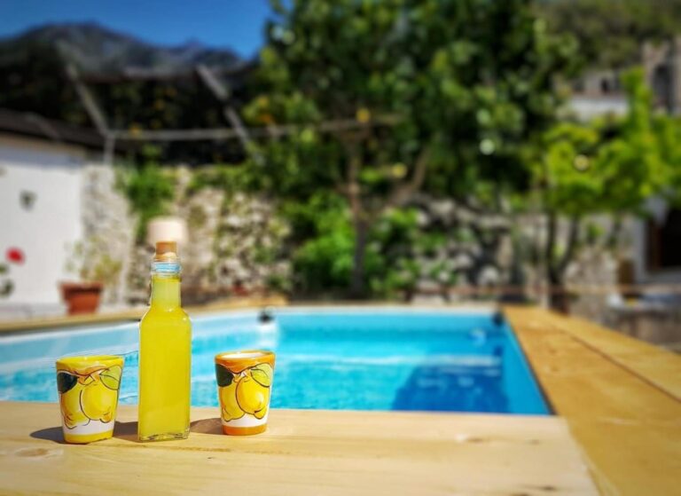 Villa Inn Costa Tramonti – piscina exterioara cu limoncello, vedere la munti
