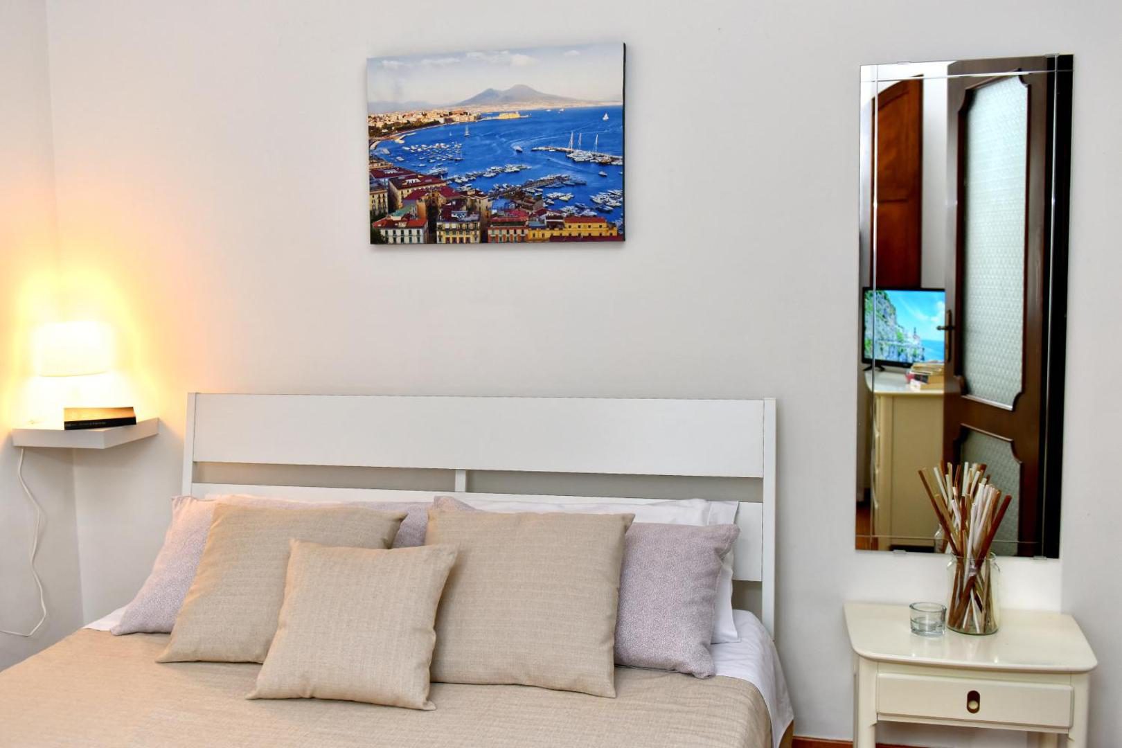 Villa Inn Costa Tramonti – dormitor cu tablou Golful Napoli Villa Inn Costa Tramonti – dormitor cu tablou Golful Napoli