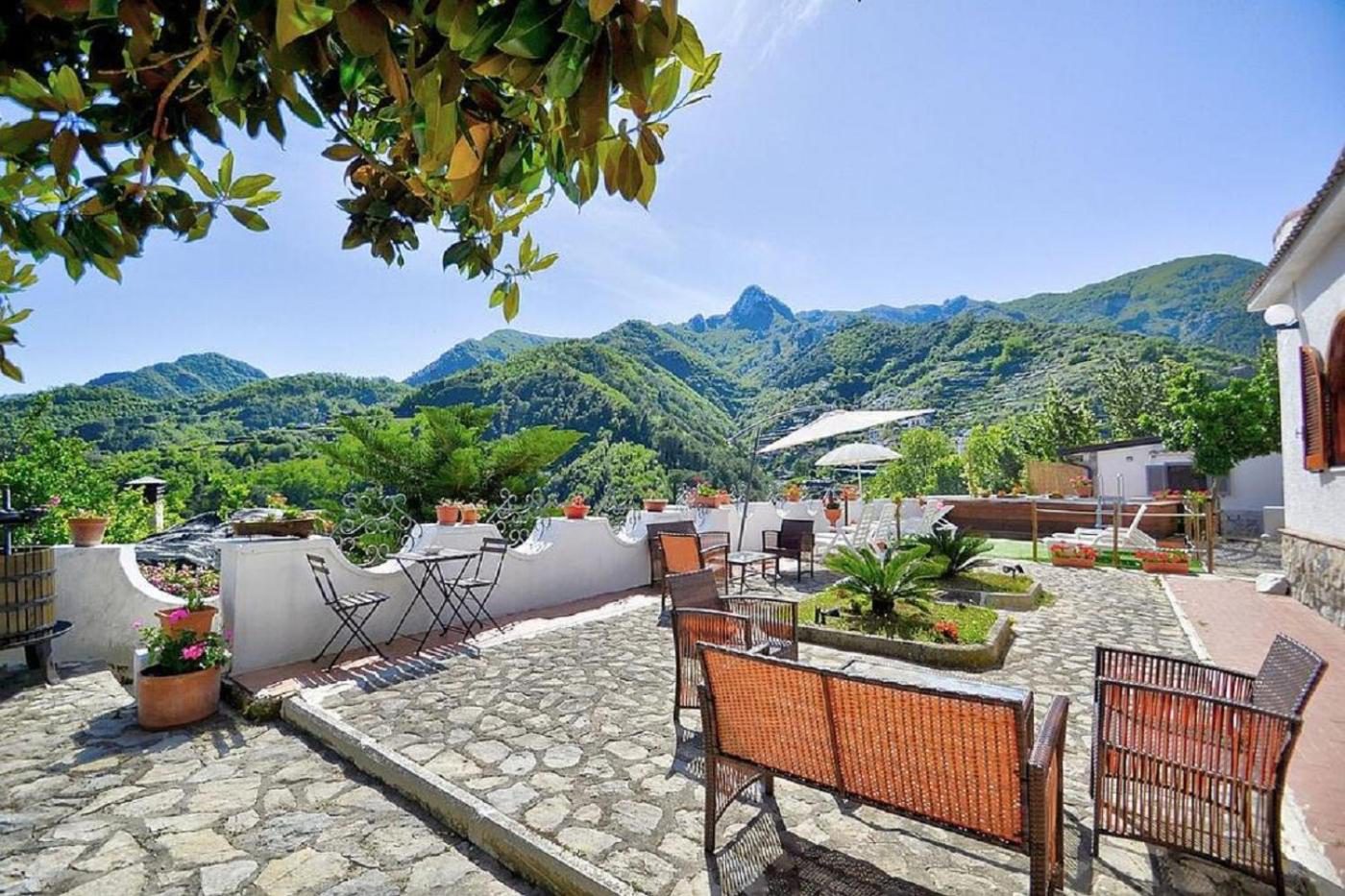 Villa Inn Costa Tramonti – terasa cu vedere panoramica la munti si piscina in fundal Villa Inn Costa Tramonti – terasa cu vedere panoramica la munti si piscina in fundal