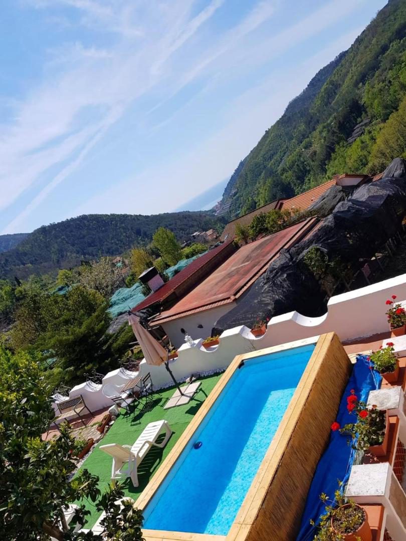 Villa Inn Costa Tramonti – piscina vazuta de sus, cu terasa si vedere spre vale Villa Inn Costa Tramonti – piscina vazuta de sus, cu terasa si vedere spre vale