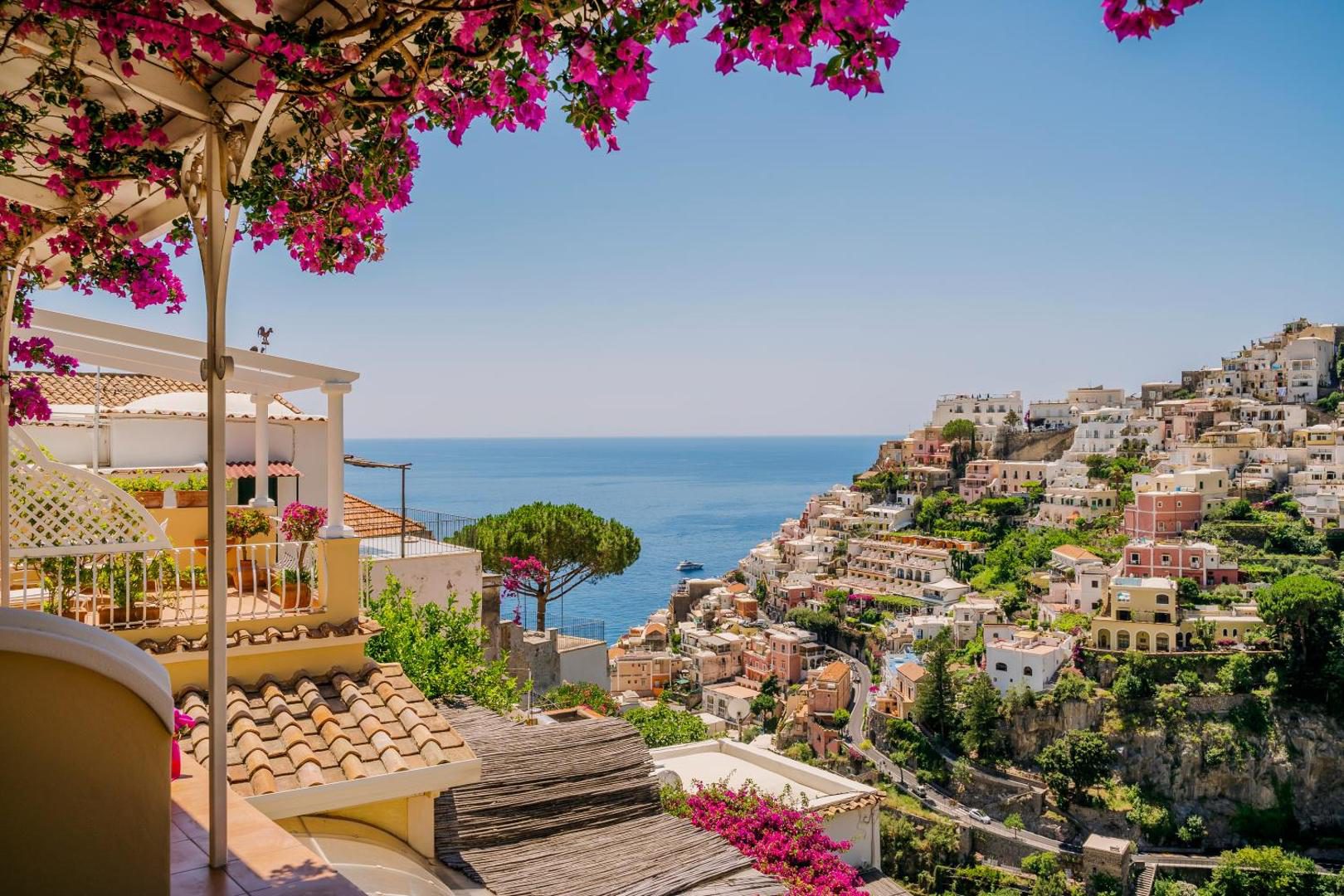 Villa Mary Suites Positano – terasa cu bougainvillea, vedere panoramica la Positano Villa Mary Suites Positano – terasa cu bougainvillea, vedere panoramica la Positano