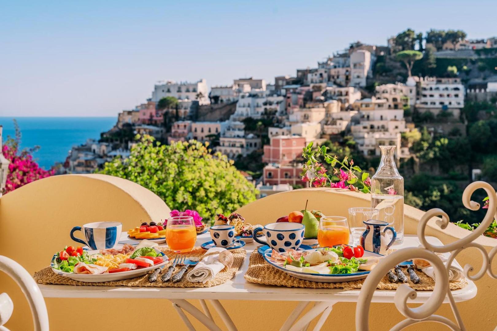 Villa Mary Suites Positano – mic dejun pe terasa, cu vedere la orasul de pe stanca Villa Mary Suites Positano – mic dejun pe terasa, cu vedere la orasul de pe stanca