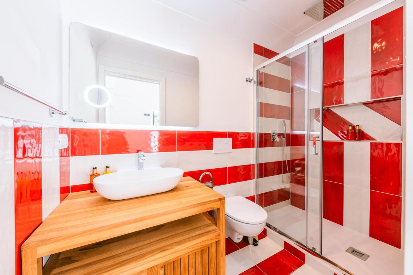 Villa Mary Suites Positano – baie moderna cu faianta rosu-alb si cabina de dus Villa Mary Suites Positano – baie moderna cu faianta rosu-alb si cabina de dus
