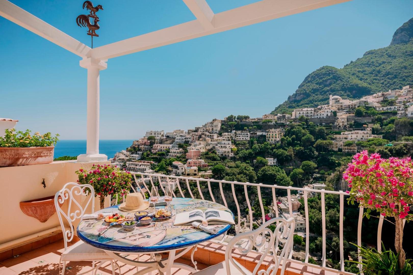 Villa Mary Suites Positano – terasa cu masa rotunda si vedere directa la mare Villa Mary Suites Positano – terasa cu masa rotunda si vedere directa la mare