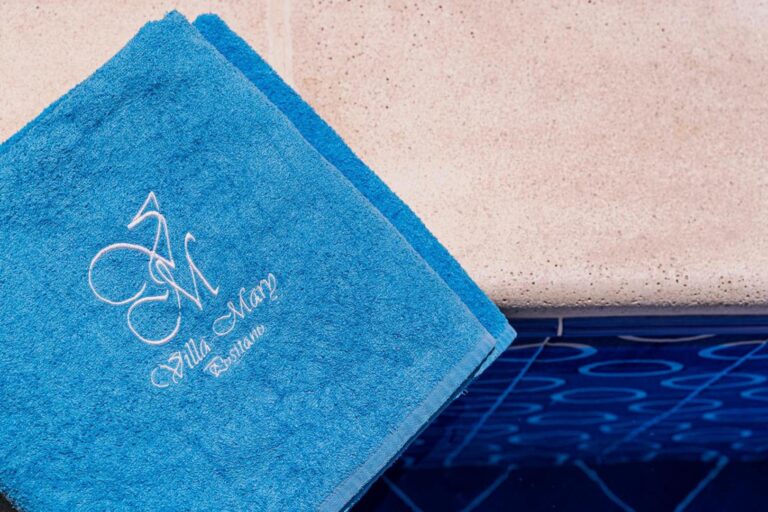 Villa Mary Suites Positano – prosop de piscina personalizat langa piscina cu mozaic albastru