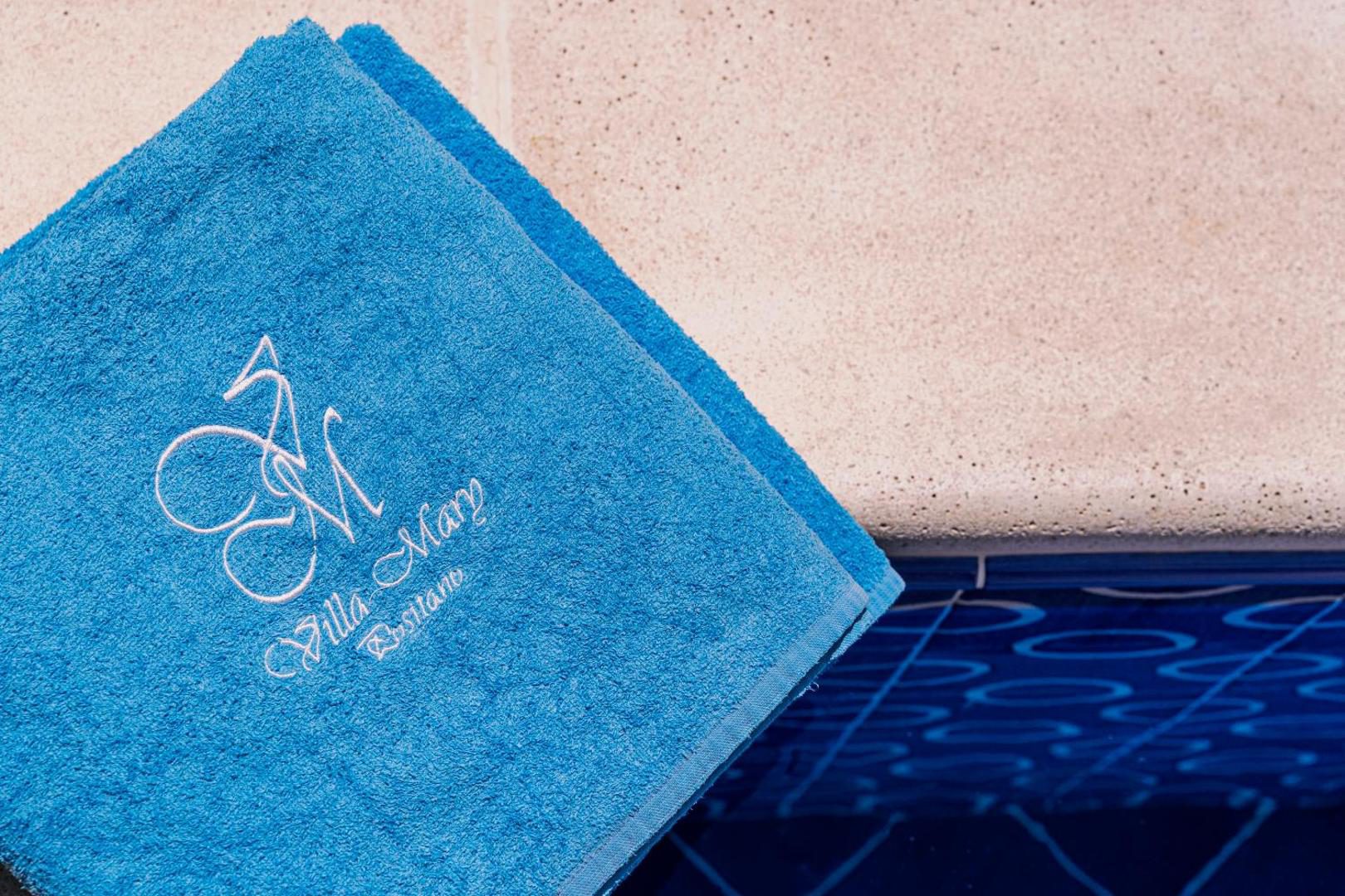 Villa Mary Suites Positano – prosop de piscina personalizat langa piscina cu mozaic albastru