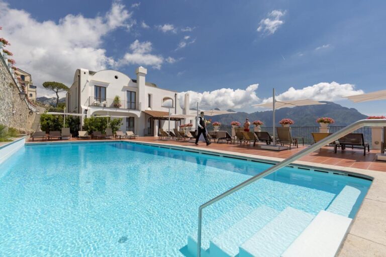 Villa Piedimonte Ravello – piscina exterioara cu sezlonguri, vedere panoramica la munte