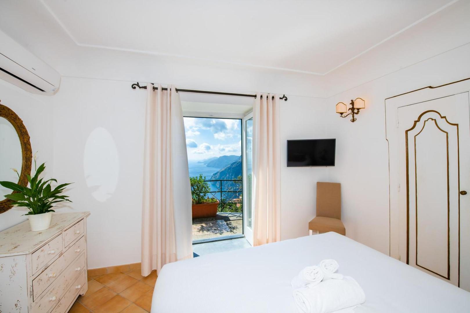 Ville Olimpo Nocelle – dormitor cu balcon si vedere panoramica la mare Ville Olimpo Nocelle – dormitor cu balcon si vedere panoramica la mare