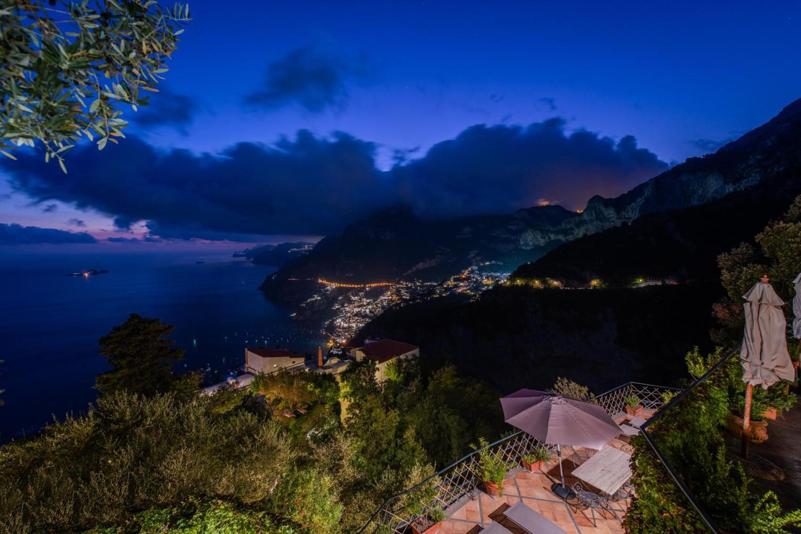 Ville Olimpo Nocelle – terasa la asfintit, cu vedere panoramica la Coasta Amalfitana Ville Olimpo Nocelle – terasa la asfintit, cu vedere panoramica la Coasta Amalfitana