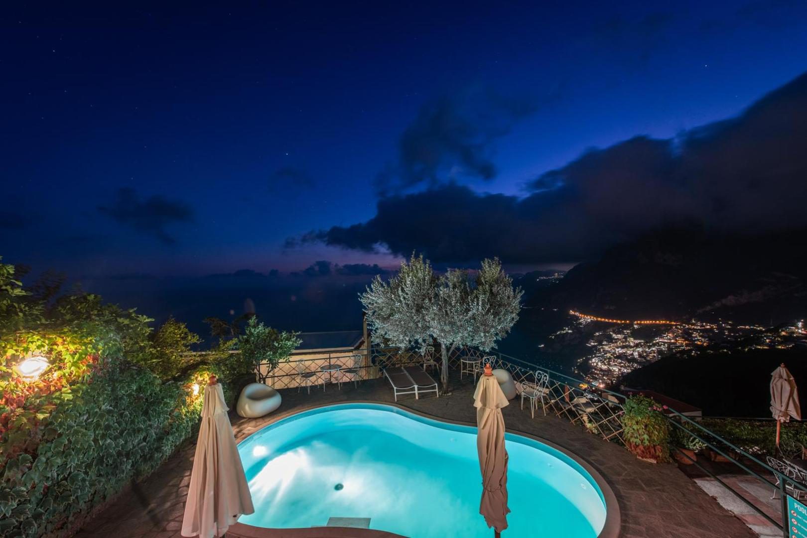 Ville Olimpo Nocelle – piscina exterioara pe terasa, la asfintit, cu vedere la Coasta Amalfitana Ville Olimpo Nocelle – piscina exterioara pe terasa, la asfintit, cu vedere la Coasta Amalfitana