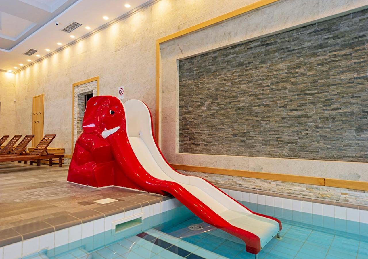 7 Pools SPA Boutique Hotel – piscina interioară cu tobogan de apă