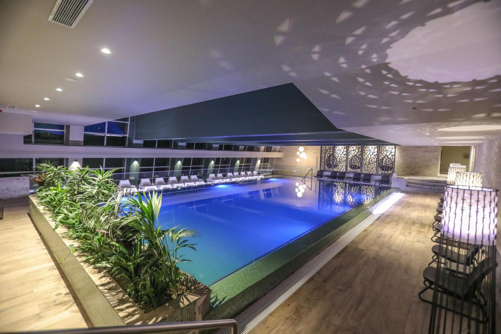 Bacolux Afrodita – piscina exterioară cu vedere spre Munții Domogled