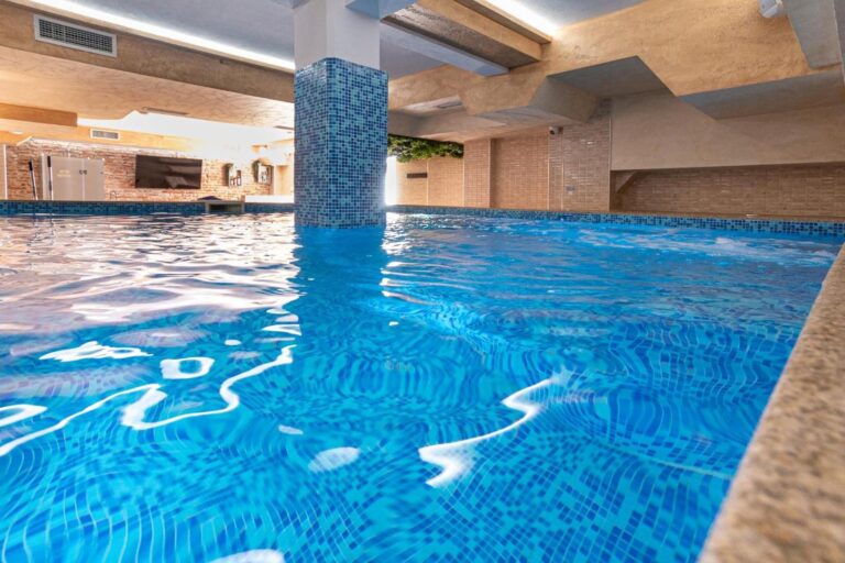 Piscină interioară, Баня Аква Ризорт