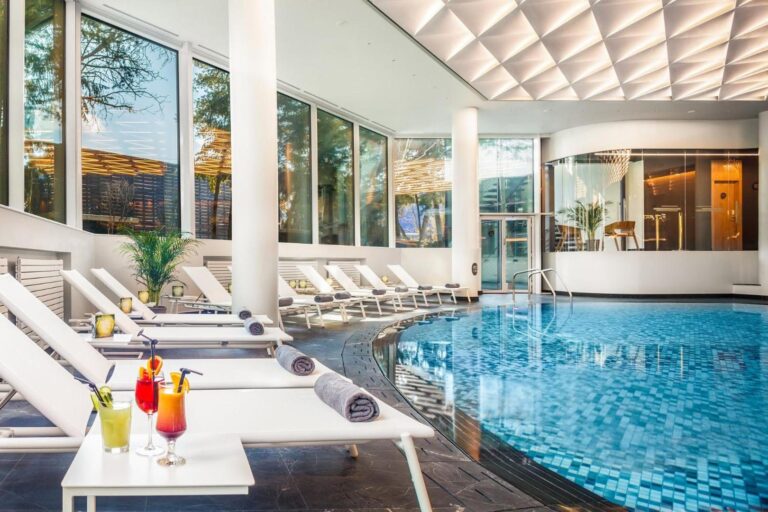 Crowne Plaza Bucharest – piscina interioară a centrului spa ANA