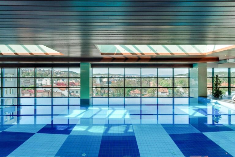DoubleTree by Hilton Cluj – piscină interioară la ultimul etaj cu vedere panoramică spre oraș
