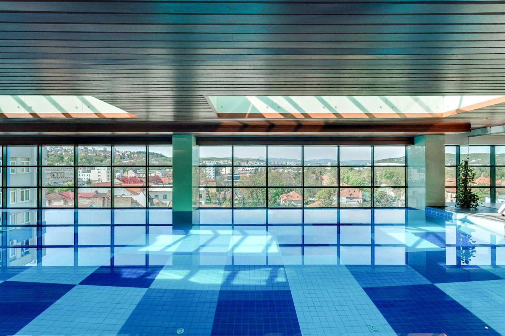 DoubleTree by Hilton Cluj – piscină interioară la ultimul etaj cu vedere panoramică spre oraș