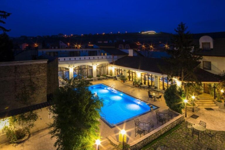 The Elite Oradea – piscina exterioară încălzită, seara