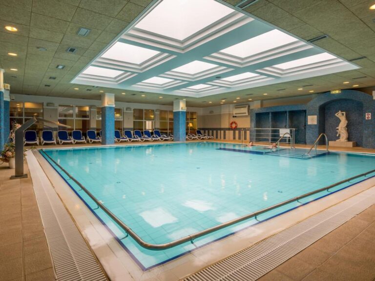Ensana Bradet – piscină interioară încălzită cu apă sărată în Sovata