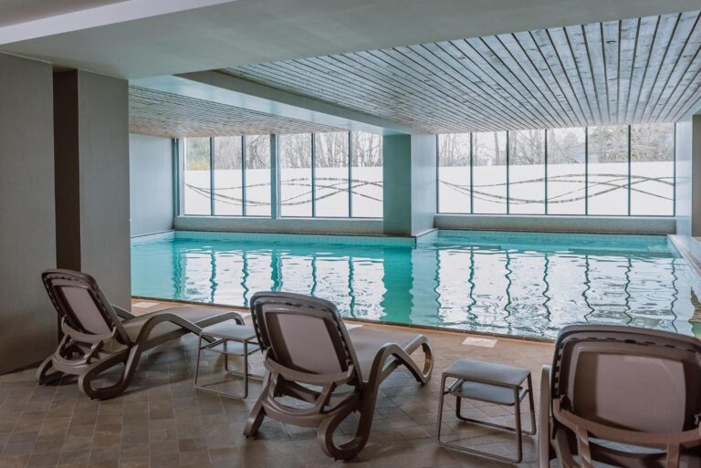 Ensana Ursina – piscină interioară încălzită cu șezlonguri