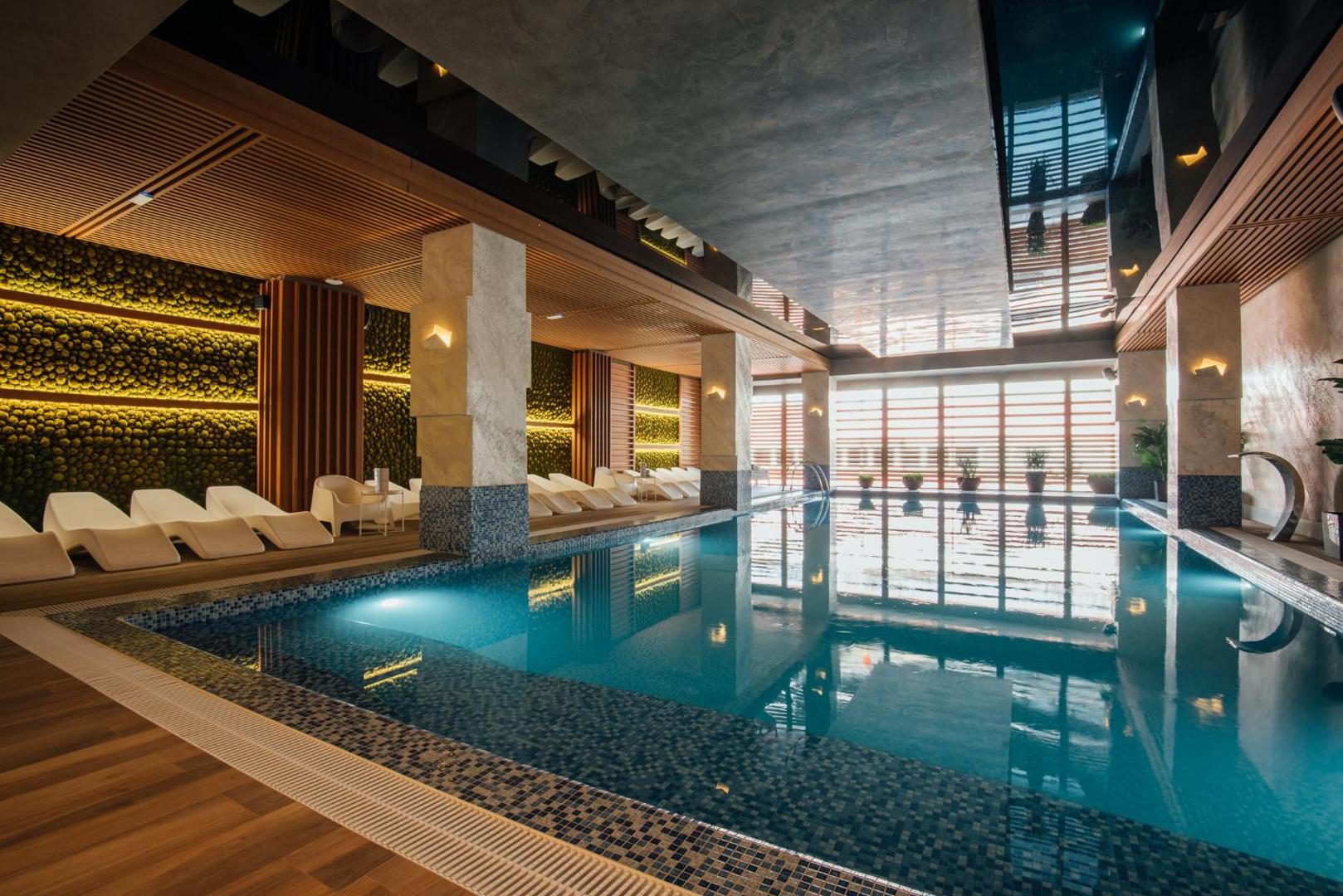 Fabesca Boutique Hotel & SPA – piscina interioară încălzită cu șezlonguri