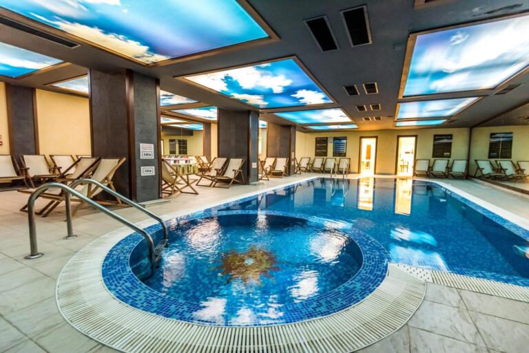 Piscină interioară încălzită cu tavan pictat cer, Gardenia Park Hotel Bansko