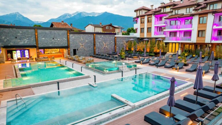 Grand Hotel Bansko – piscina exterioară cu vedere la munte