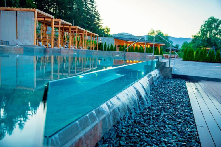 Grand Hotel Therme – piscina cu margine infinită, la asfințit