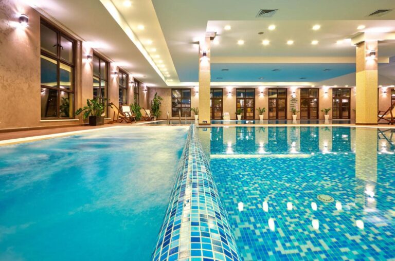 Grand Hotel Velingrad – piscină interioară cu apă minerală și șezlonguri