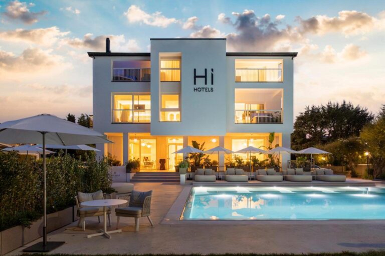 Hi Hotels Sirmione – piscina exterioară și hotelul la apus