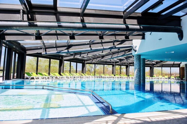 Hot Springs Medical and SPA – piscina interioară cu apă minerală, cu vedere la munte