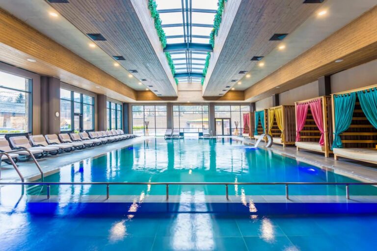 Hotel Arte SPA & Park – piscina interioară cu luminator, în Velingrad