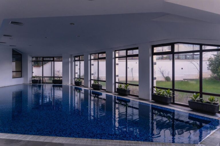Piscină interioară încălzită cu pereți din sticlă, Hotel Orbel Dobrinishte