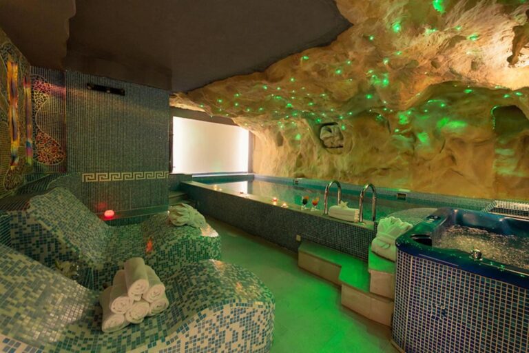 Hotel Paradis Cluj-Napoca – piscina interioară încălzită din zona de spa