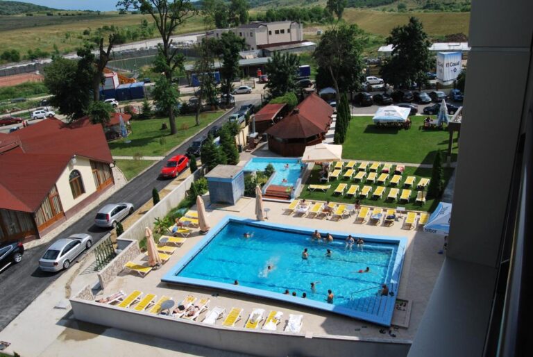 Hotel President Băile Felix – piscina exterioară cu apă termală