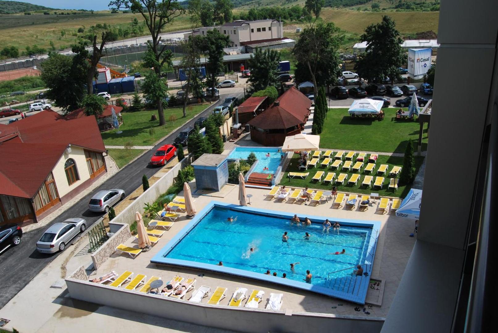 Hotel President Băile Felix – piscina exterioară cu apă termală Hotel President Băile Felix – piscina exterioară cu apă termală