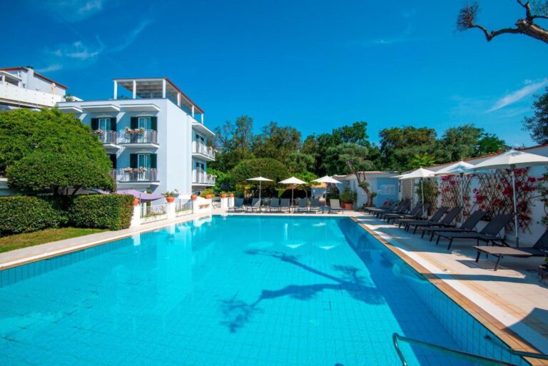 Hotel Villa Durrueli Resort & Spa – piscina exterioară și clădirea hotelului
