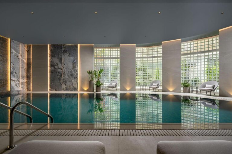 InterContinental Athenee Palace Bucharest – piscina interioară a centrului spa