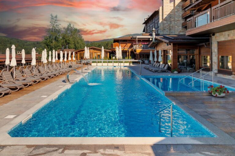 Katarino SPA Hotel – piscina exterioară încălzită cu vedere la munte