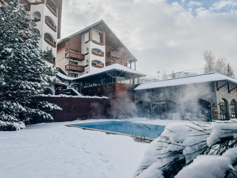 Kempinski Hotel Grand Arena Bansko – piscina exterioară încălzită, iarna