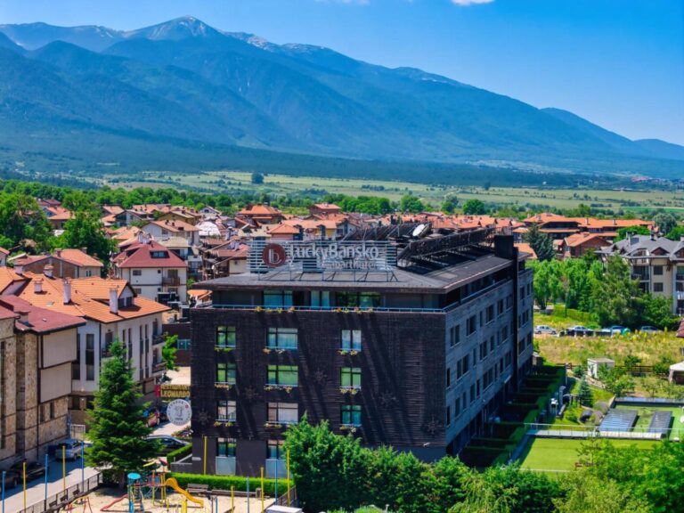 Lucky Bansko Aparthotel – piscina exterioară pe terasă, la asfințit
