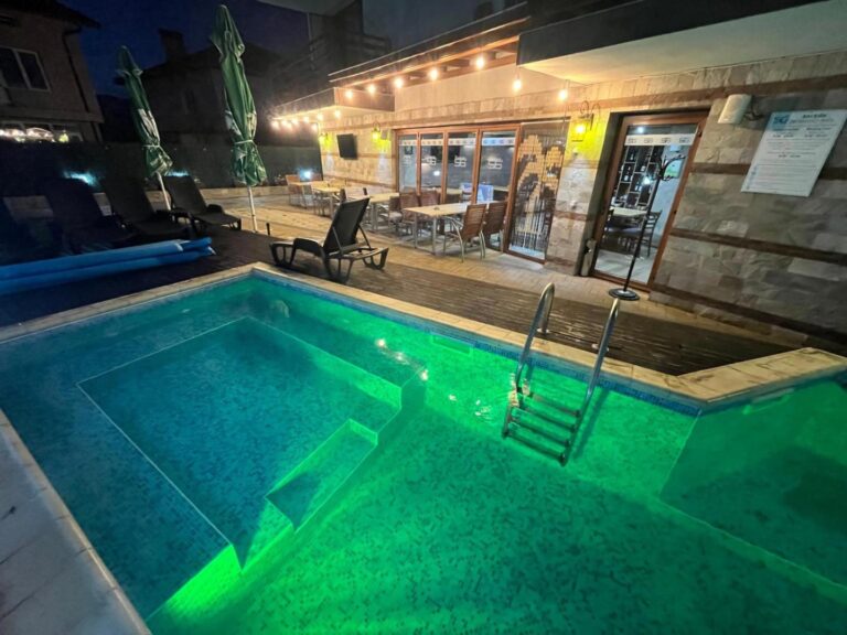 Piscină exterioară cu iluminat de seară, Mineral 56 Banya