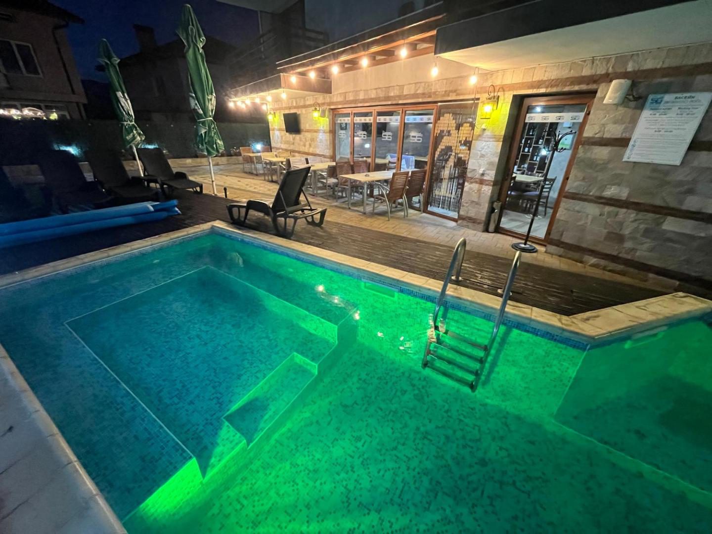 Piscină exterioară cu iluminat de seară, Mineral 56 Banya Piscină exterioară cu iluminat de seară, Mineral 56 Banya