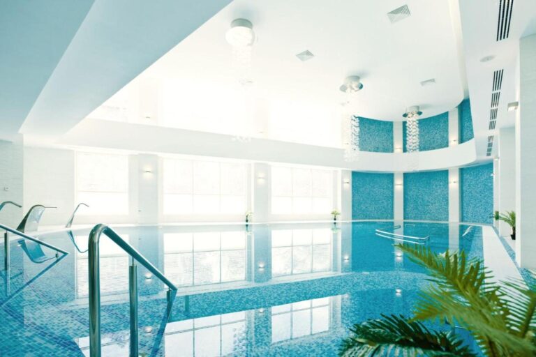Mirage Medspa Hotel – piscina interioară din zona Aqua Mirage