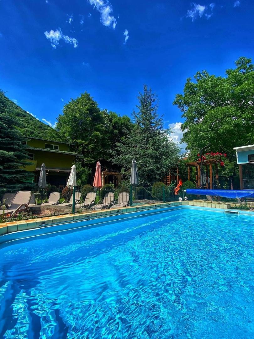 Pensiunea El Plazza – piscina exterioară cu vedere la munți